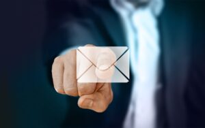年賀状をスマホでメールに添付して送る方法は？