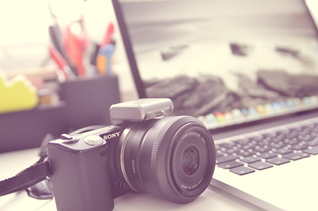 年賀状に写真入りを作成できる無料アプリはどれですか？